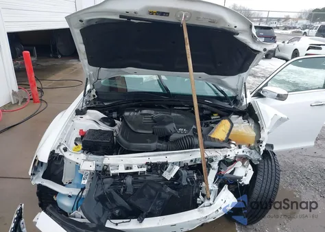 2018 Chrysler 300 Limited Awd z USA, uszkodzony, nr VIN 2C3CCAKG3JH300234